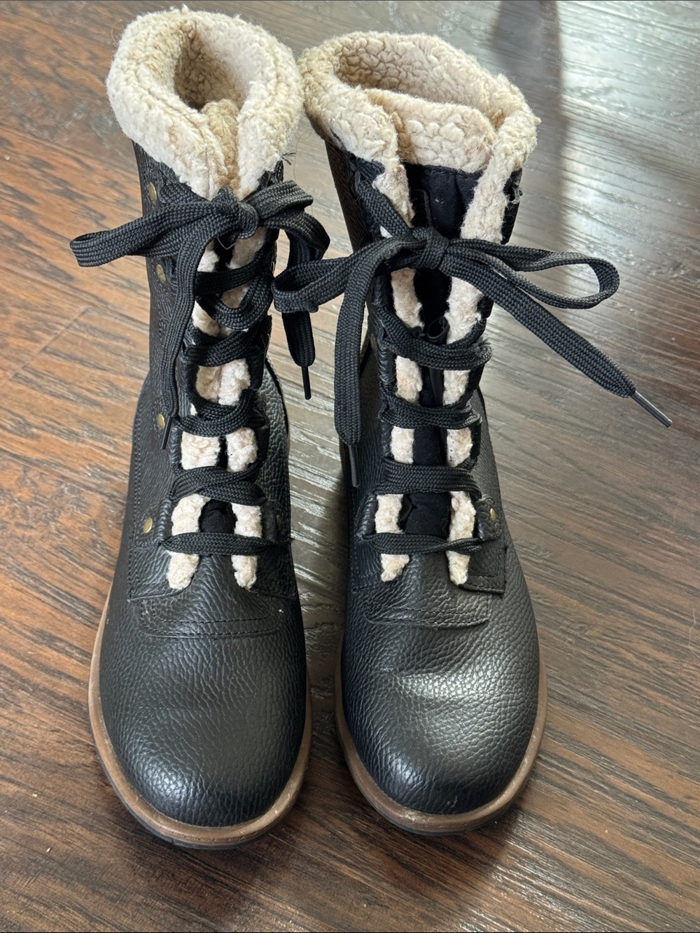 Khombu Black Lace-Up Winter Boots with Cream Faux-Shearling